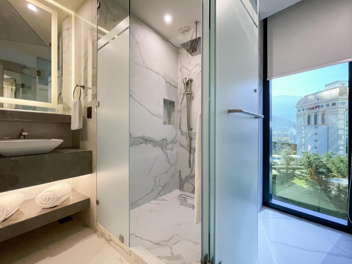Hotel Safi Royal Luxury Metropolitan San Pedro Garza Garcia Zewnętrze zdjęcie A shower enclosure in a hotel bathroom